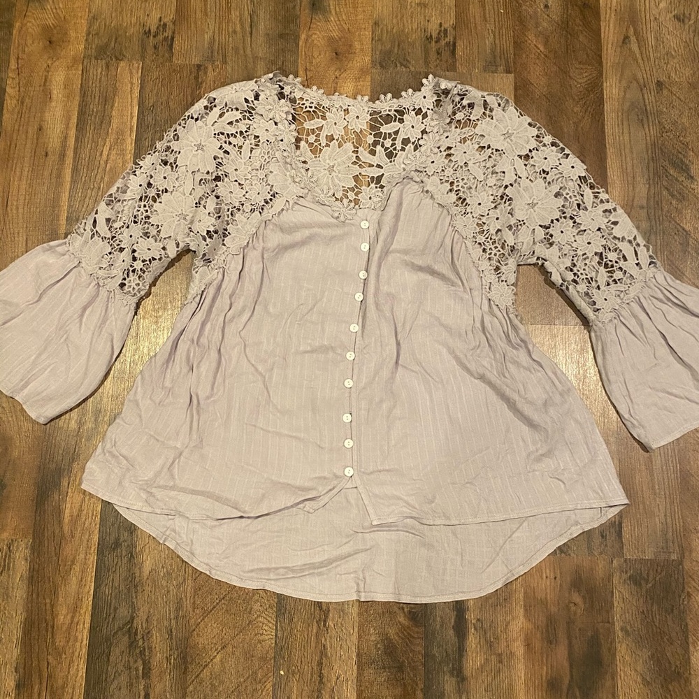 Unknown brand however this sweet little top with a pop of lace is 😍